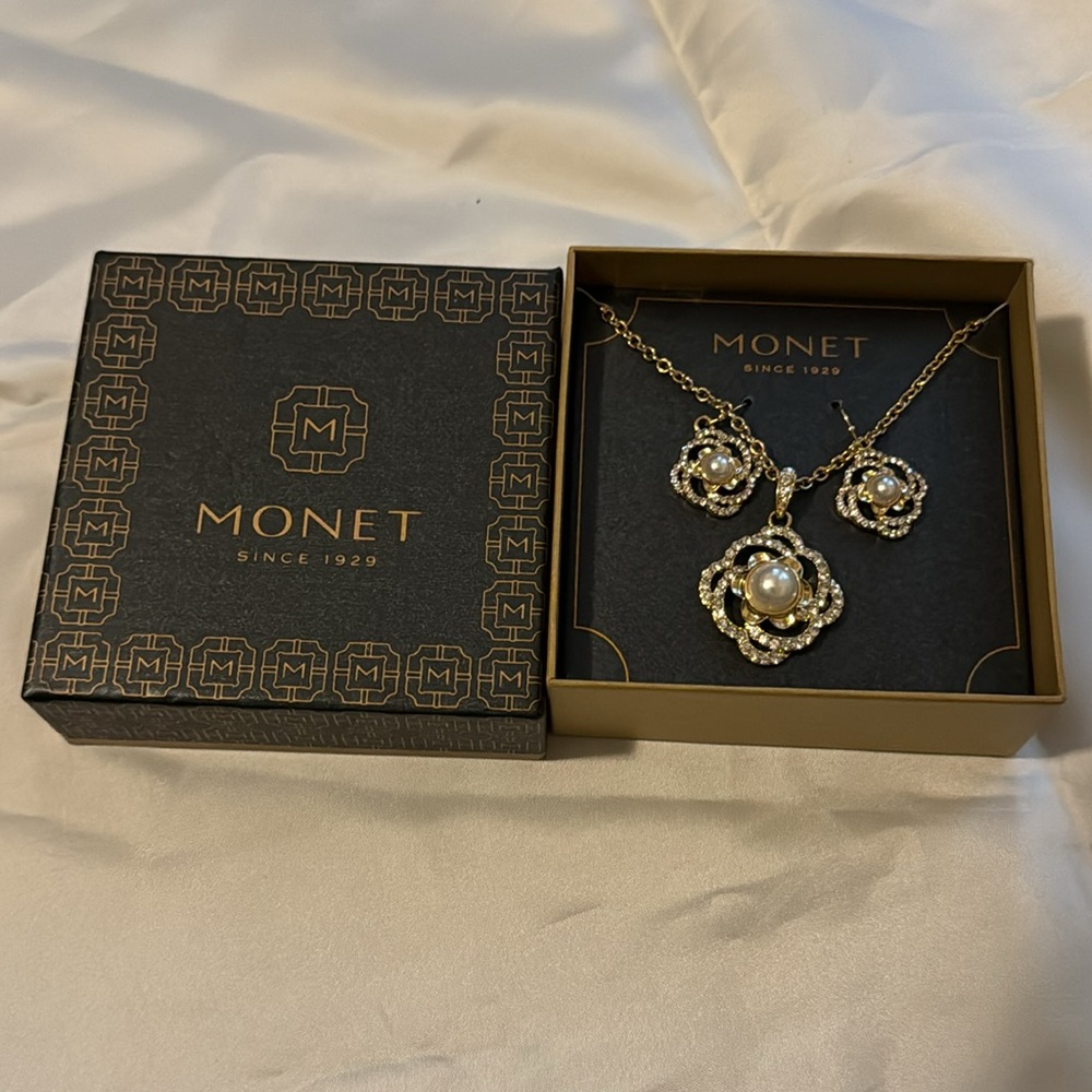 Monet necklace and bracelet set